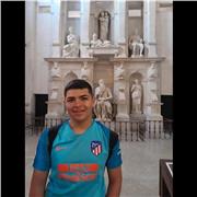 Estudiante de bachillerato que imparte clases a estudiantes de educación primaria